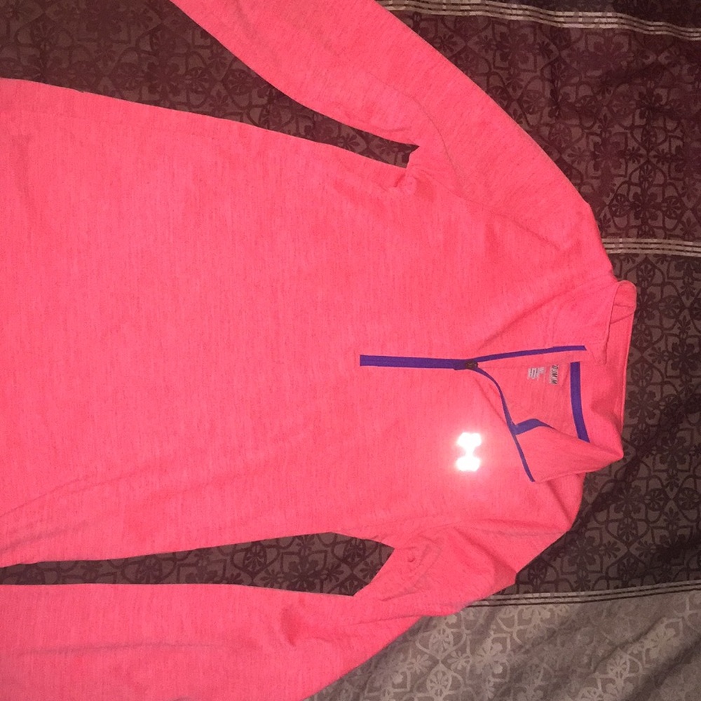 Juniors medium loose fit under armor sweat shirt.